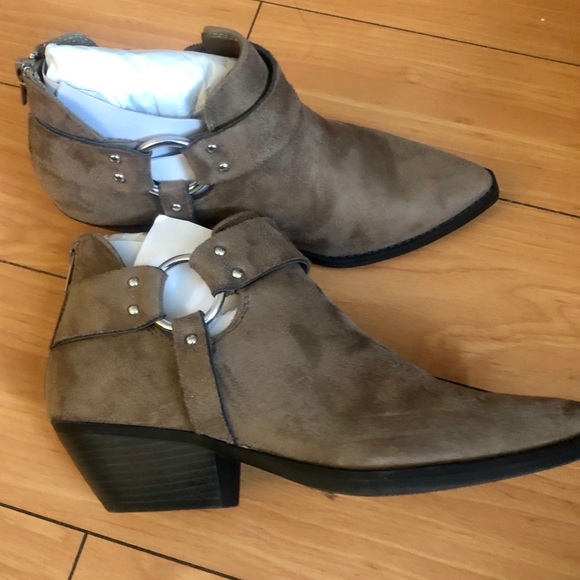 Pointed-toe Harness Booties - Picture 5 of 7